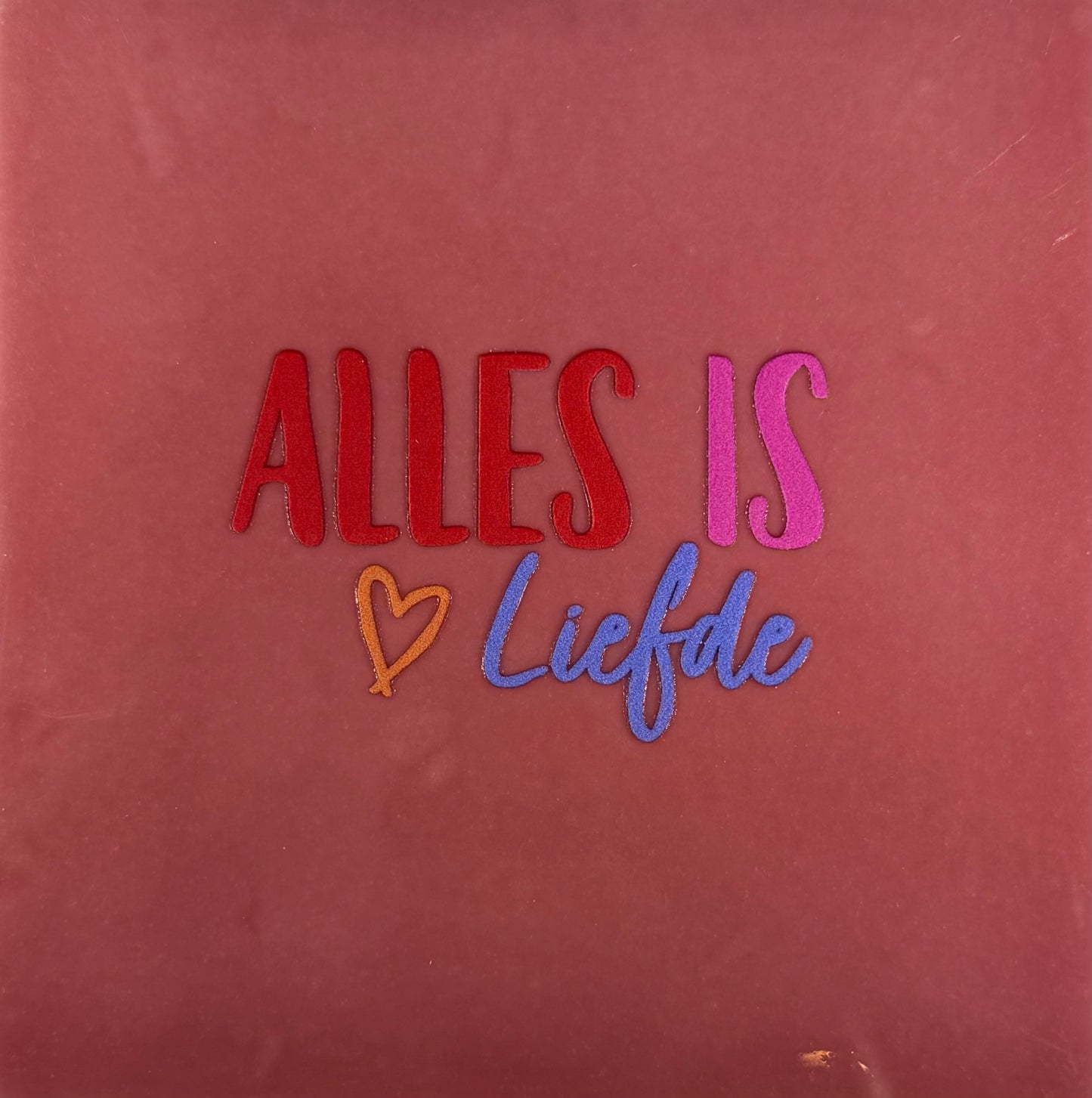 Quote tegeltje 'alles is liefde' roze/rood (multicolor)