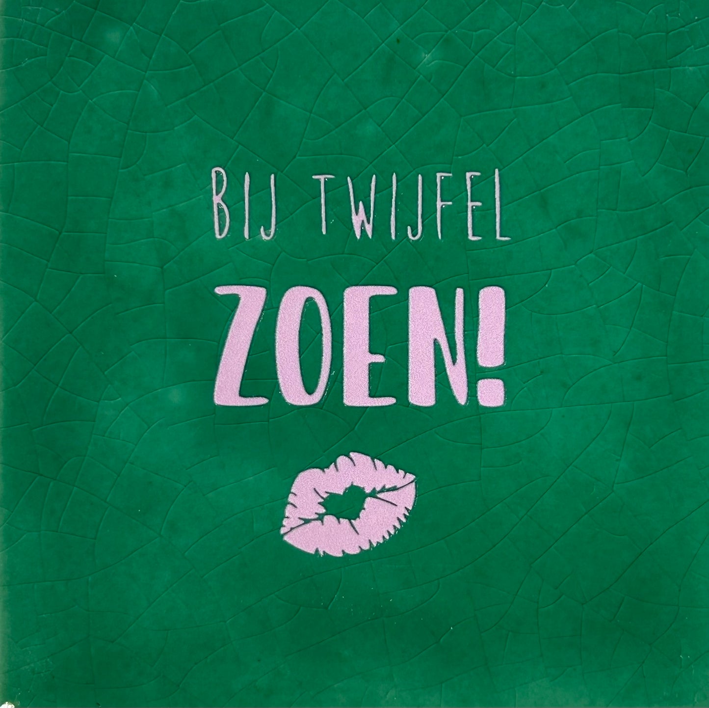 Quote tegeltje 'bij twijfel zoen' hardgroen/babyroze