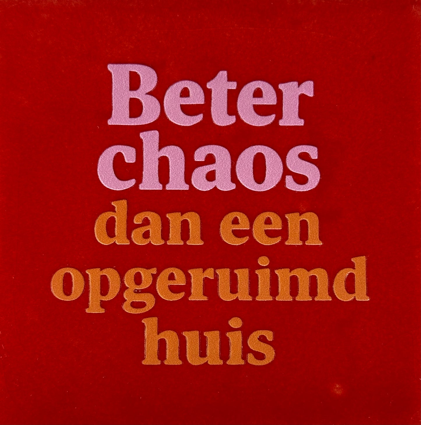 Quote tegeltje 'beter chaos dan een opgeruimd huis' rood/warmroze (oranje)