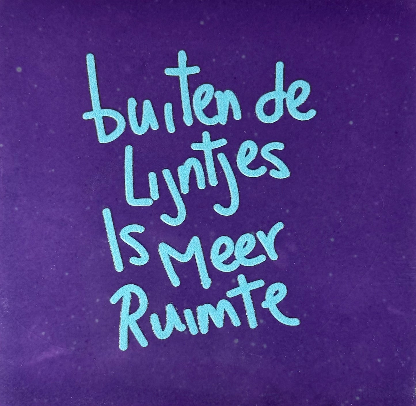 Quote tegeltje 'buiten de lijntjes is meer ruimte' paars/warmblauw