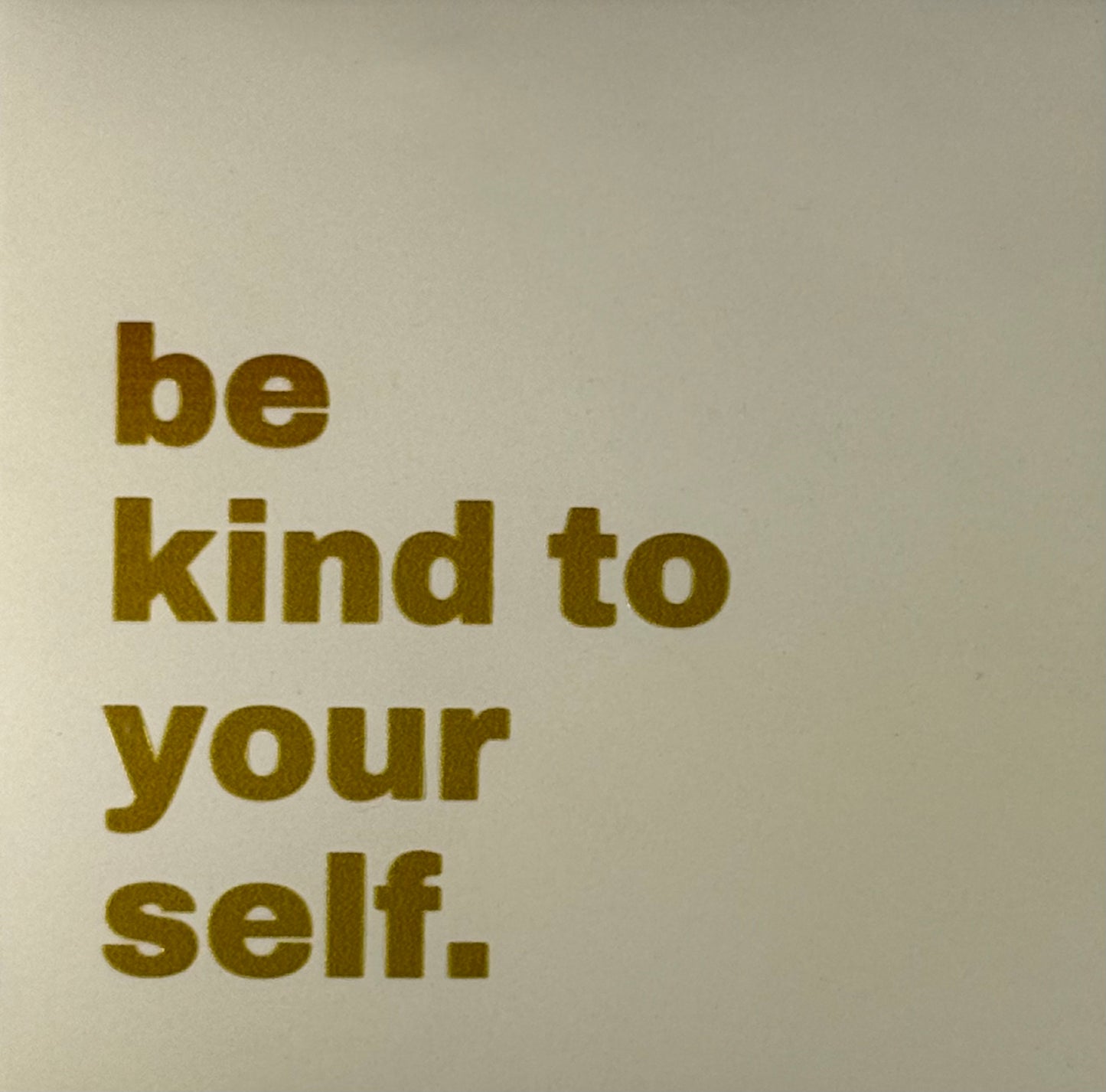Quote tegeltje 'be kind to yourself' creme/goud