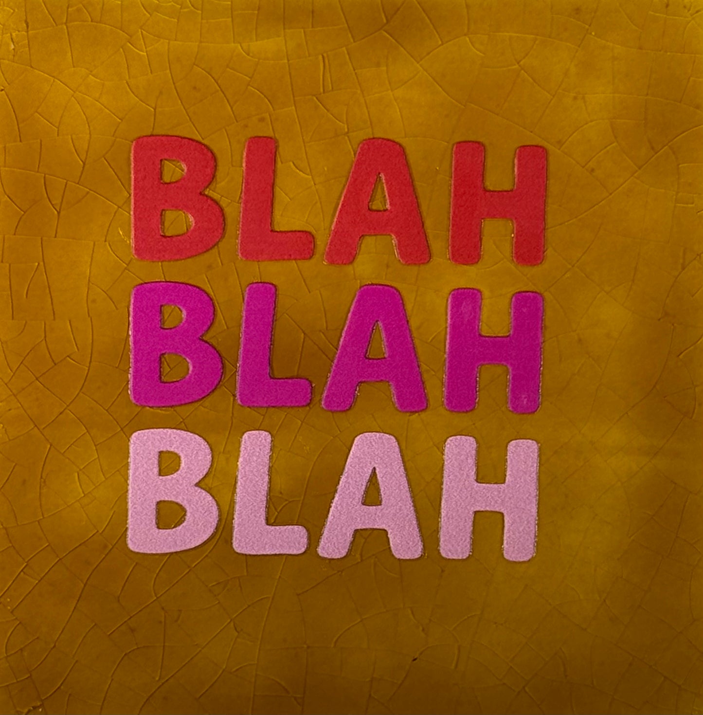 Quote tegeltje 'blah blah blah' oker/rood(knalroze-warmroze)