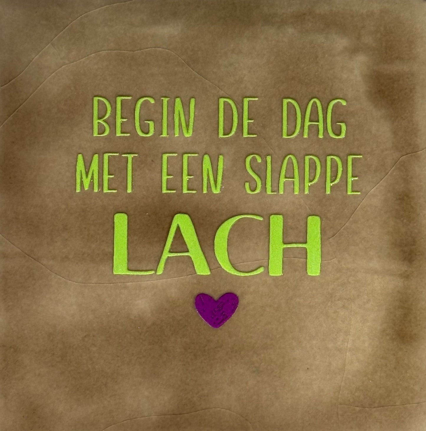 Quote tegeltje 'begin de dag met een slappe lach' taupe/lime(paars)
