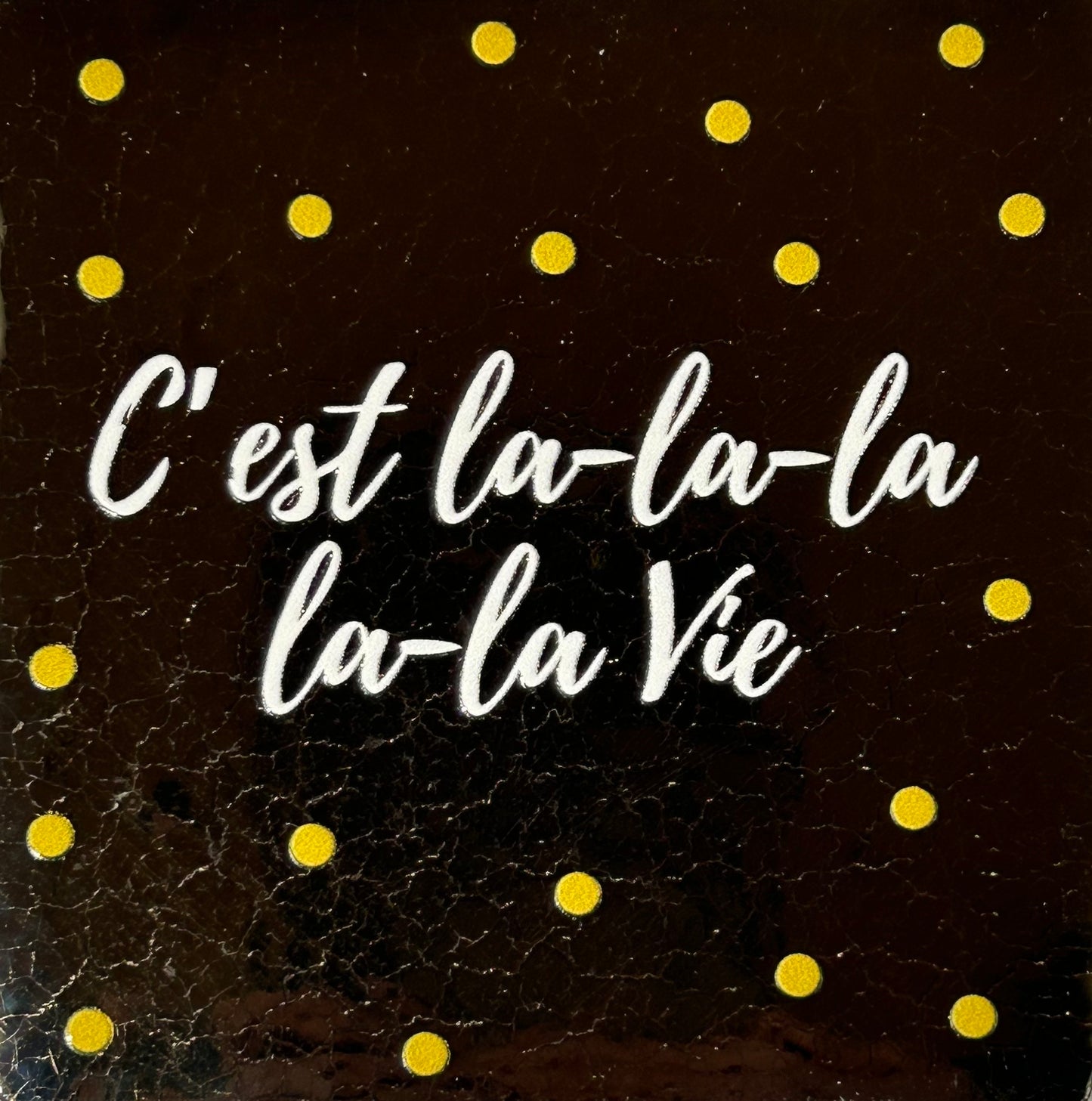 Quote tegeltje 'c'est la-la-la-la-la vie goud/creme