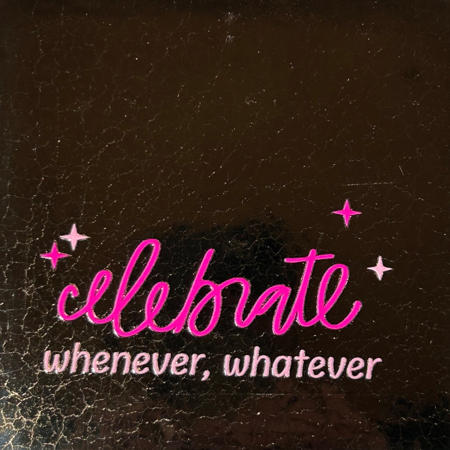 Quote tegeltje 'celebrate whenever whatever' goud/roze (warmroze)