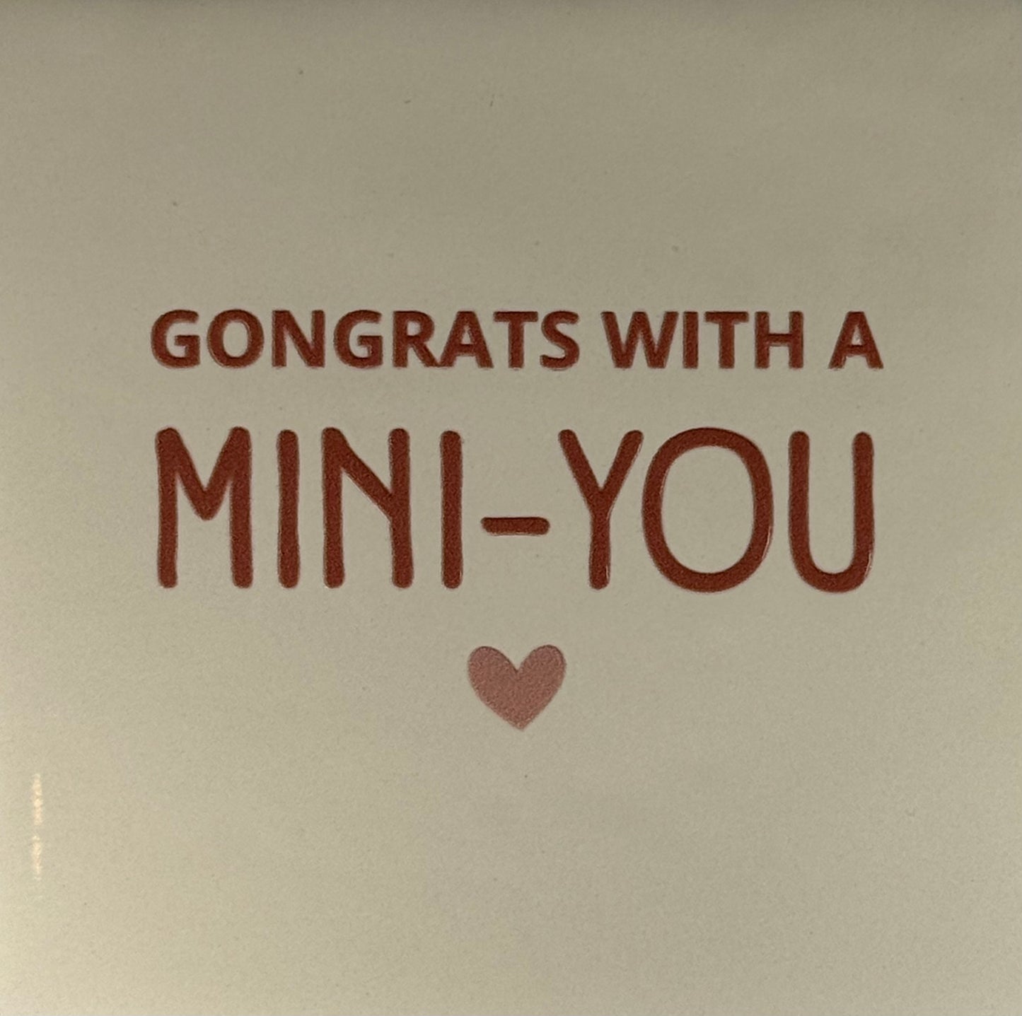 Quote tegeltje 'congrats with a mini you' creme/taupe(nude roze)