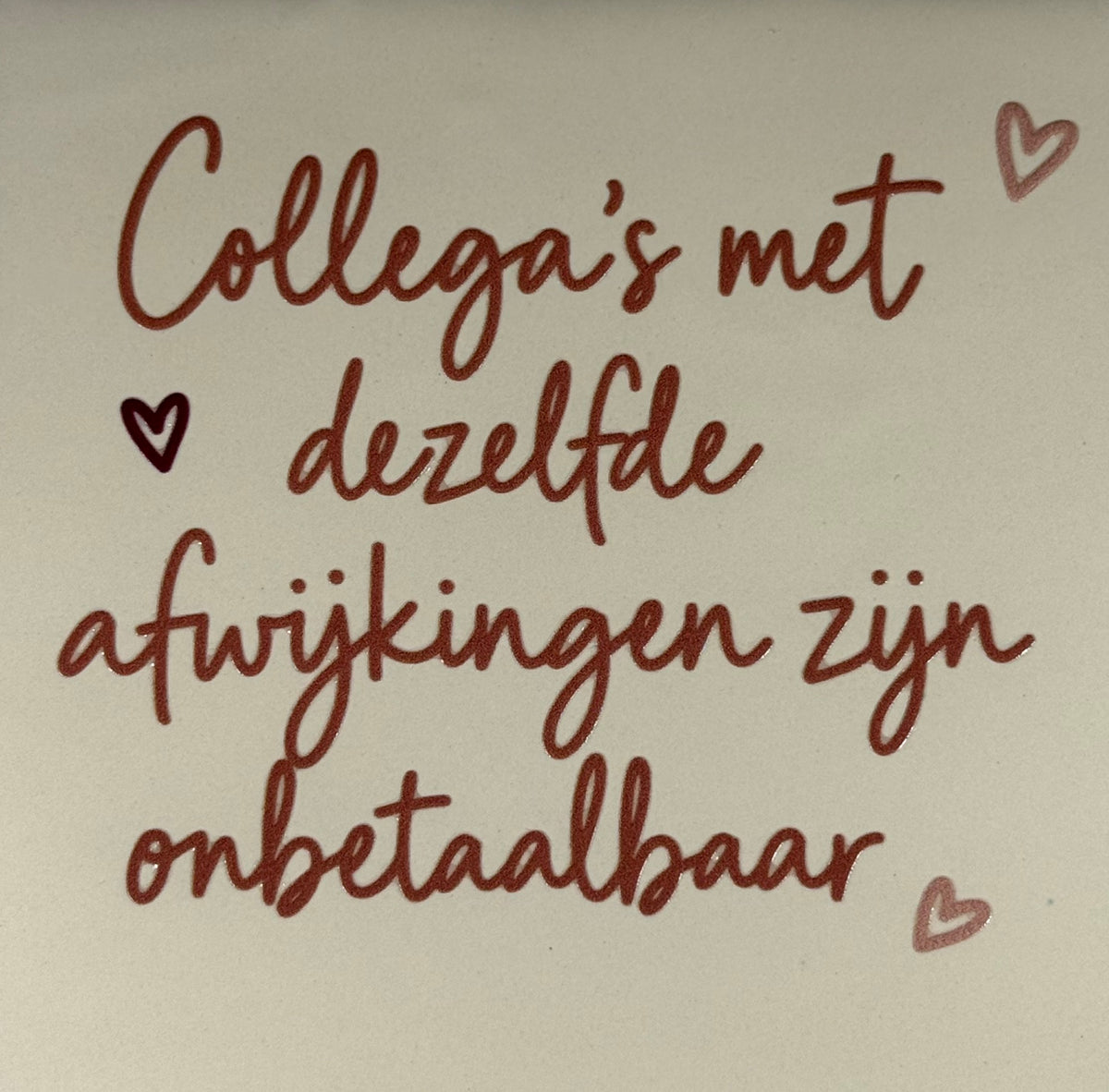 Quote tegeltje 'collega's met dezelfde afwijking zijn onbetaalbaar' creme/taupe (combi 7)
