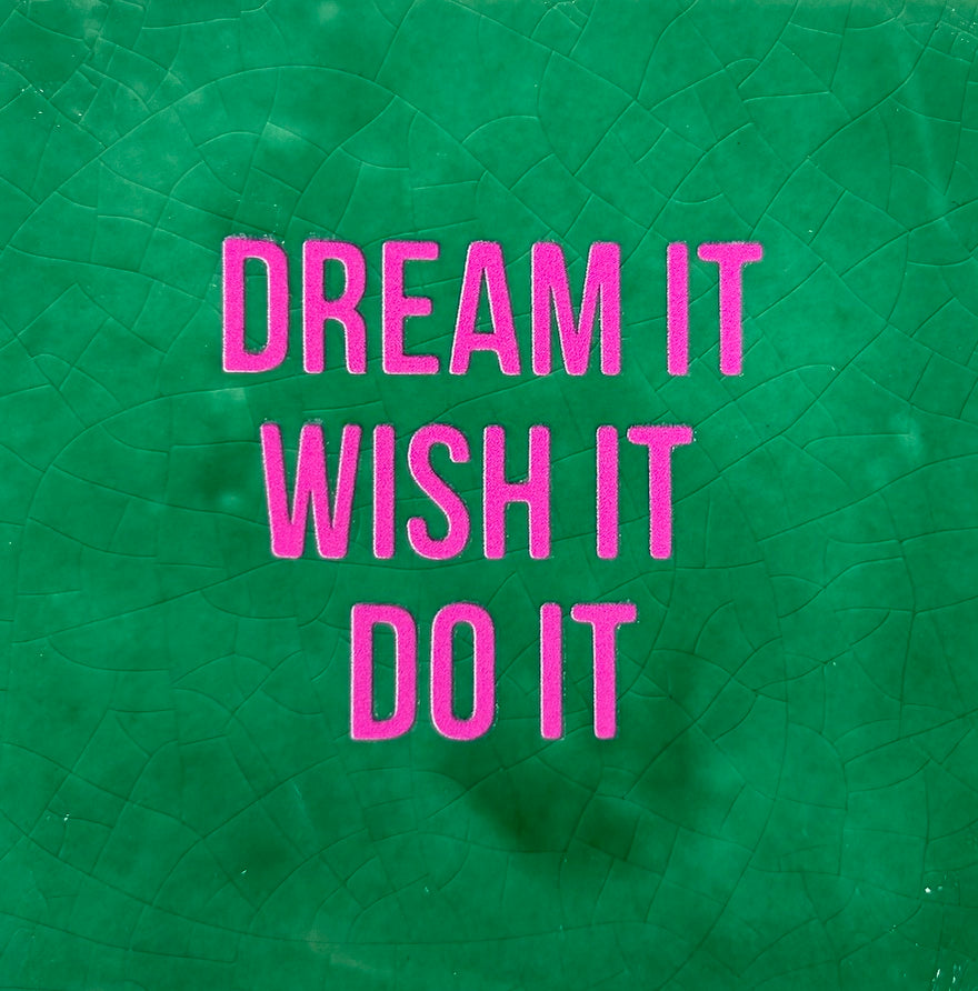 Quote tegeltje 'dream it, wish it, do it' hardgroen/roze