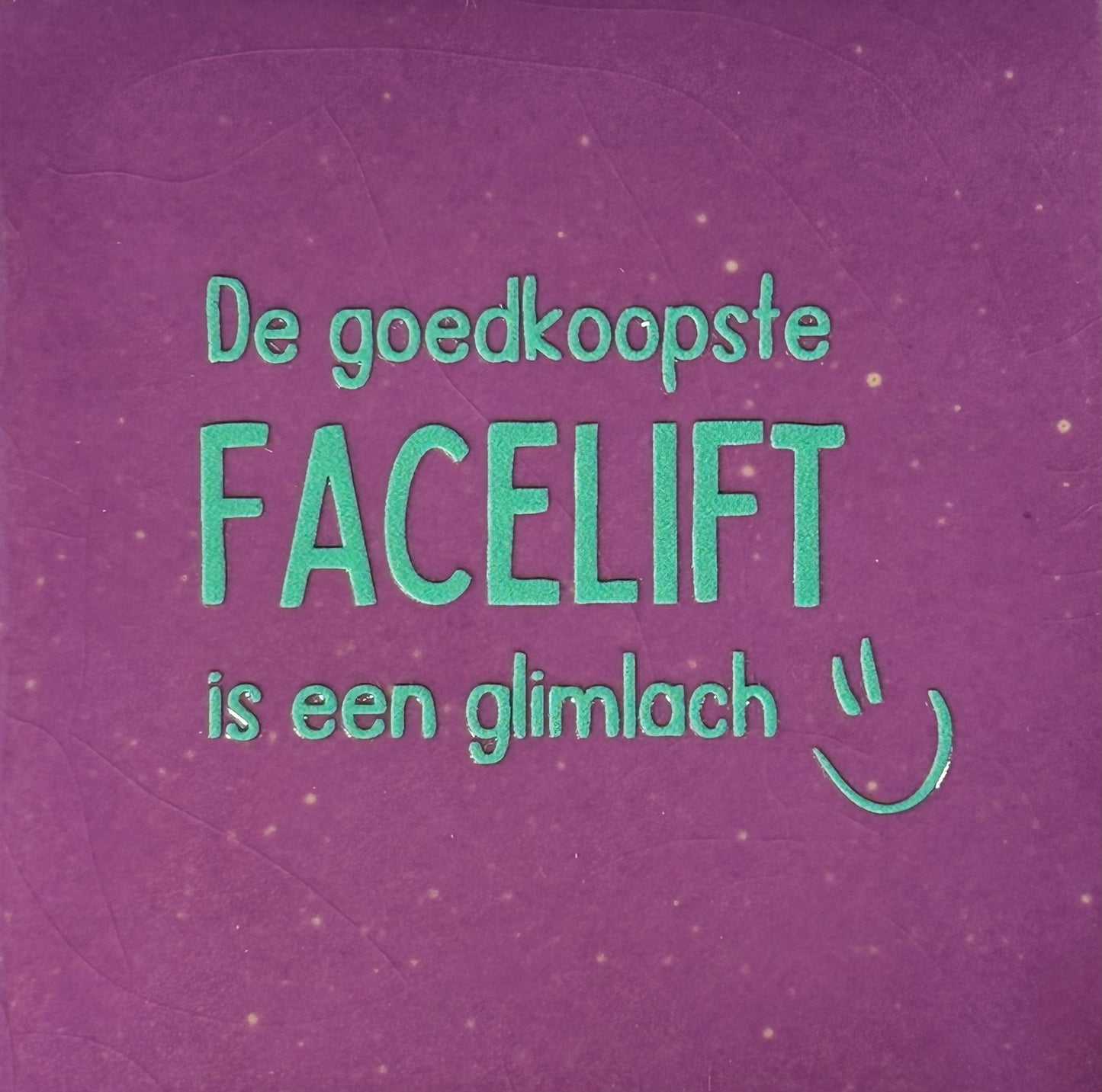 Quote tegeltje 'de goedkoopste facelift is een glimlach' lila/mint