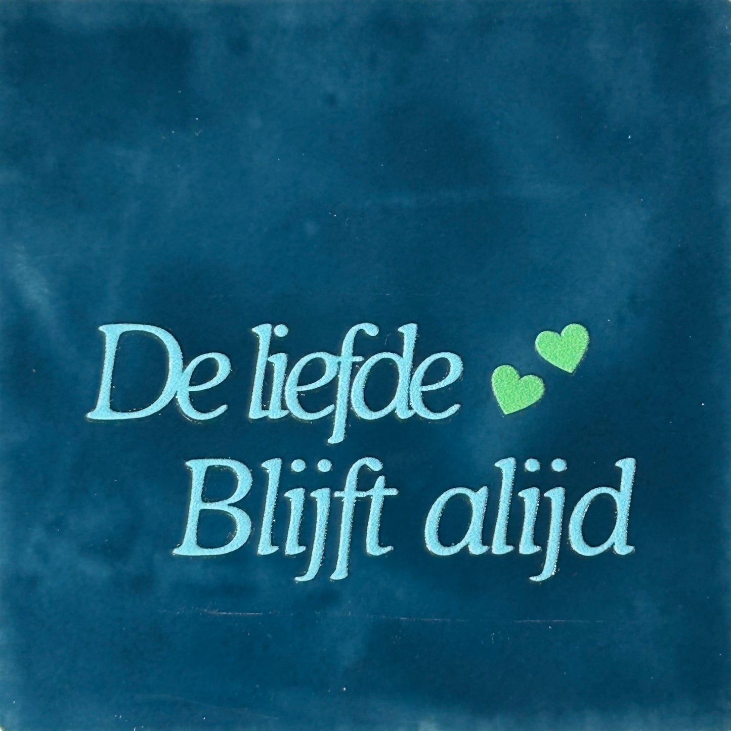 Quote tegeltje 'de liefde blijft altijd' donkerblauw/warmblauw