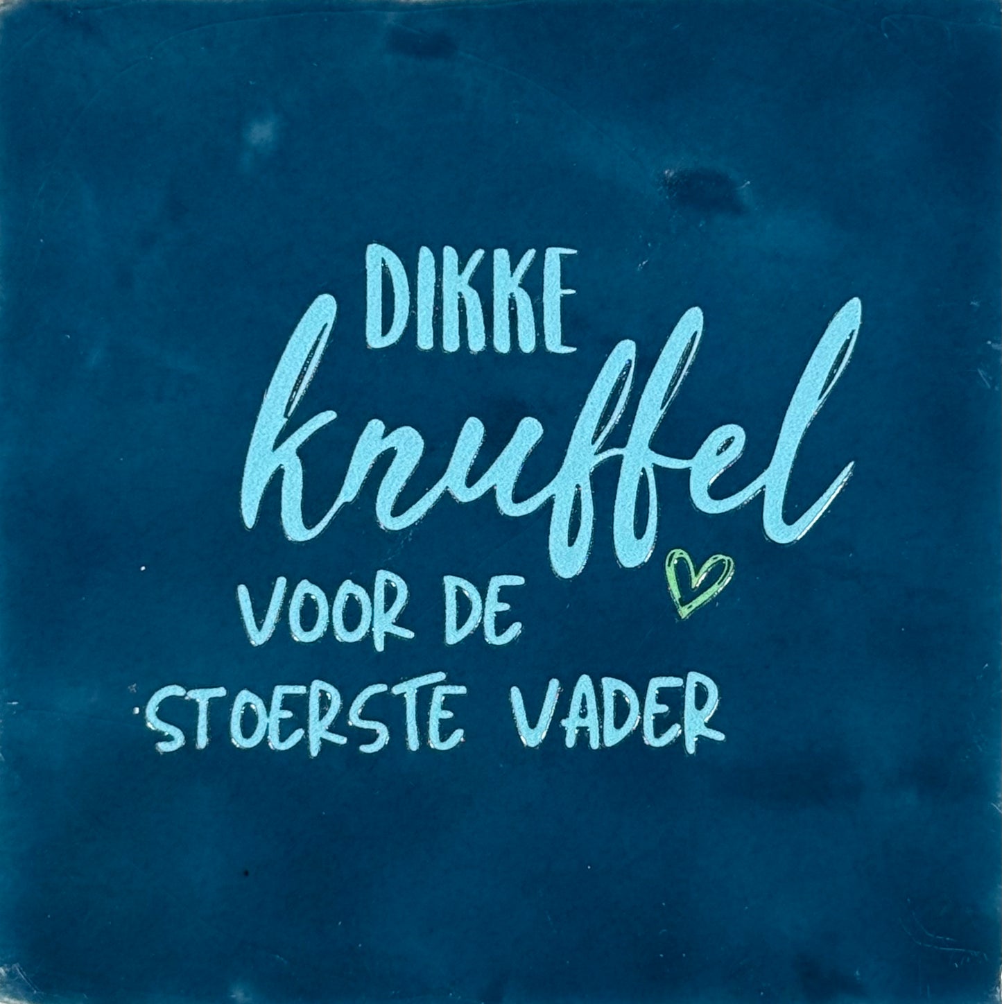 Quote tegeltje 'dikke knuffel voor de stoerste vader' donkerblauw/warmblauw