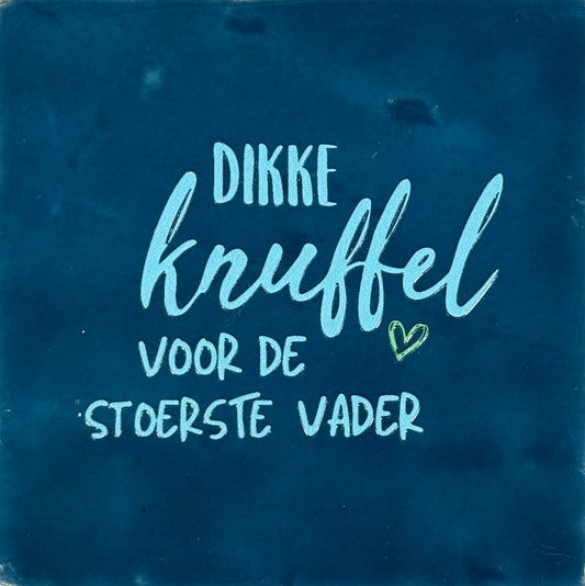 Quote tegeltje 'dikke knuffel voor de stoerste vader' donkerblauw/warmblauw