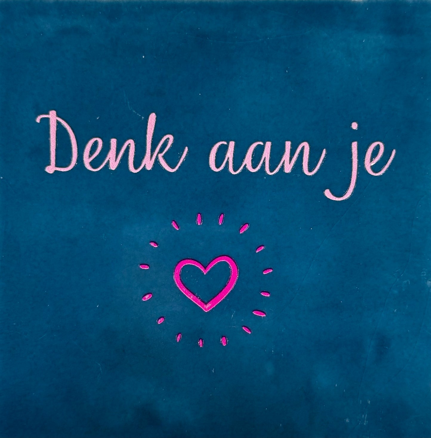 Quote tegeltje 'denk aan je' donkerblauw/warmroze (knalroze)