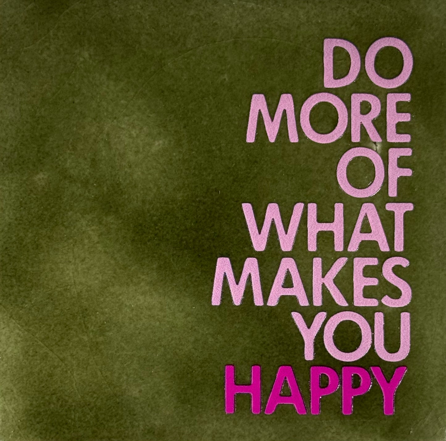 Quote tegeltje 'do more of what makes you happy' olijf/warmroze(knalroze)
