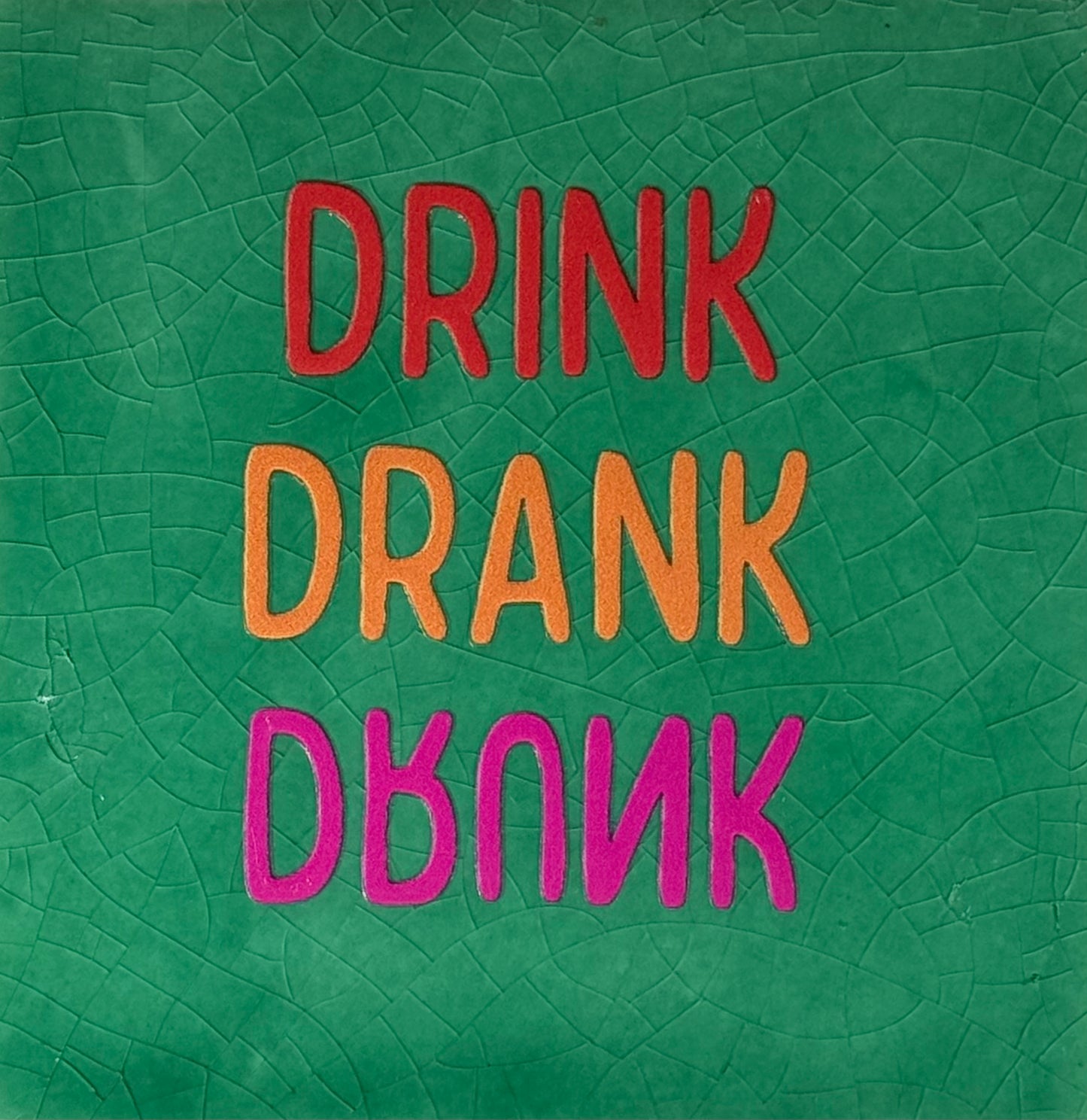 Quote tegeltje 'drink drank drunk' hardgroen/rood(oranje-knalroze)