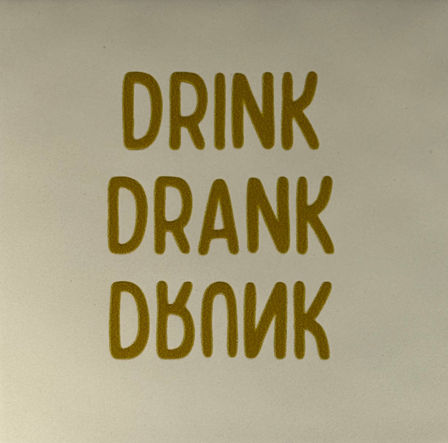 Quote tegeltje 'drink drank drunk' creme/goud