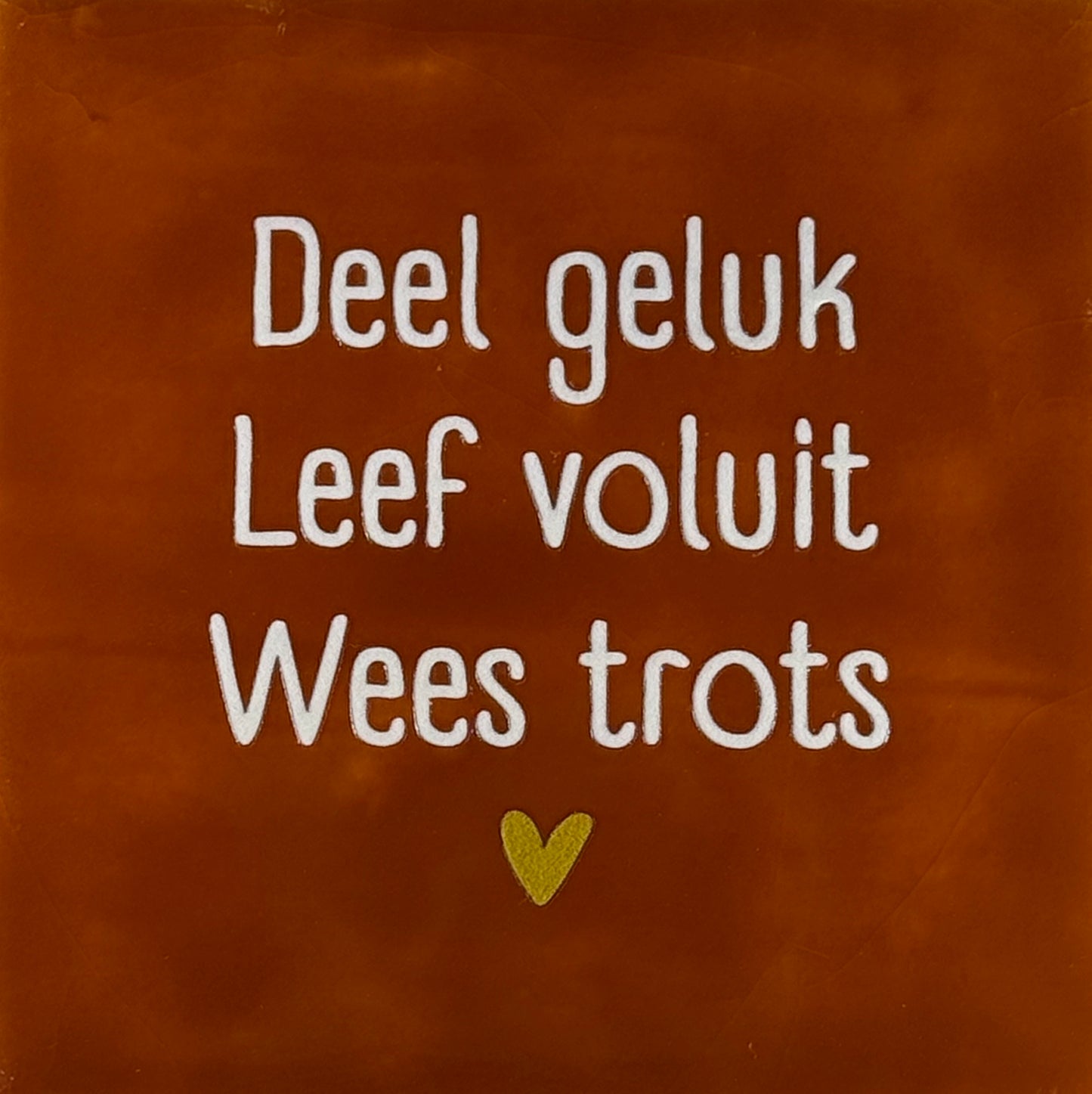 Quote tegeltje 'deel geluk leef voluit wees trots' terra/creme(goud)