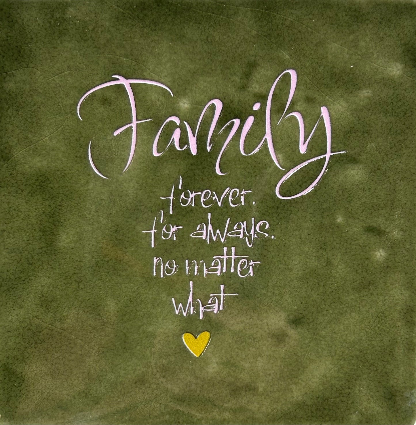 Quote tegeltje 'Family forever' (fijn) olijf/babyroze