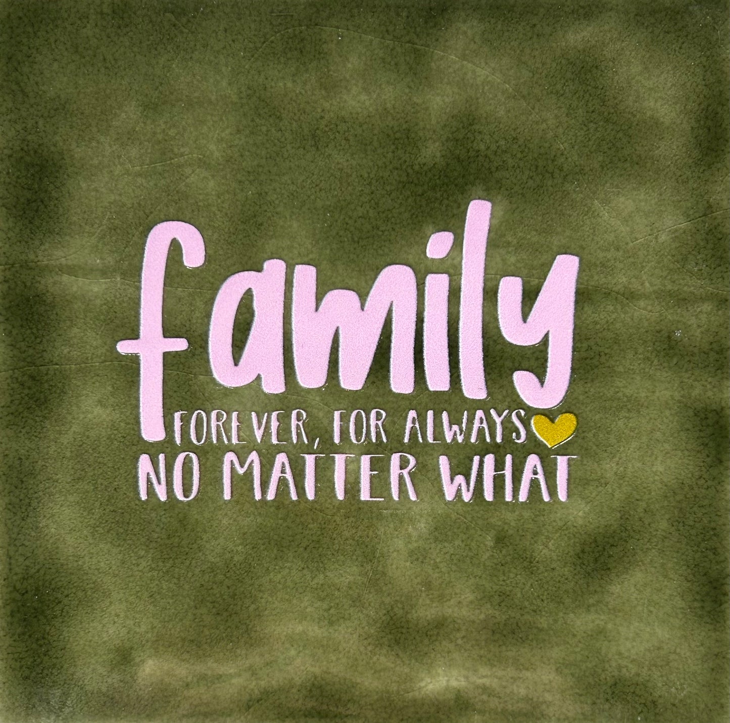 Quote tegeltje 'Family forever' (grof) olijf/babyroze
