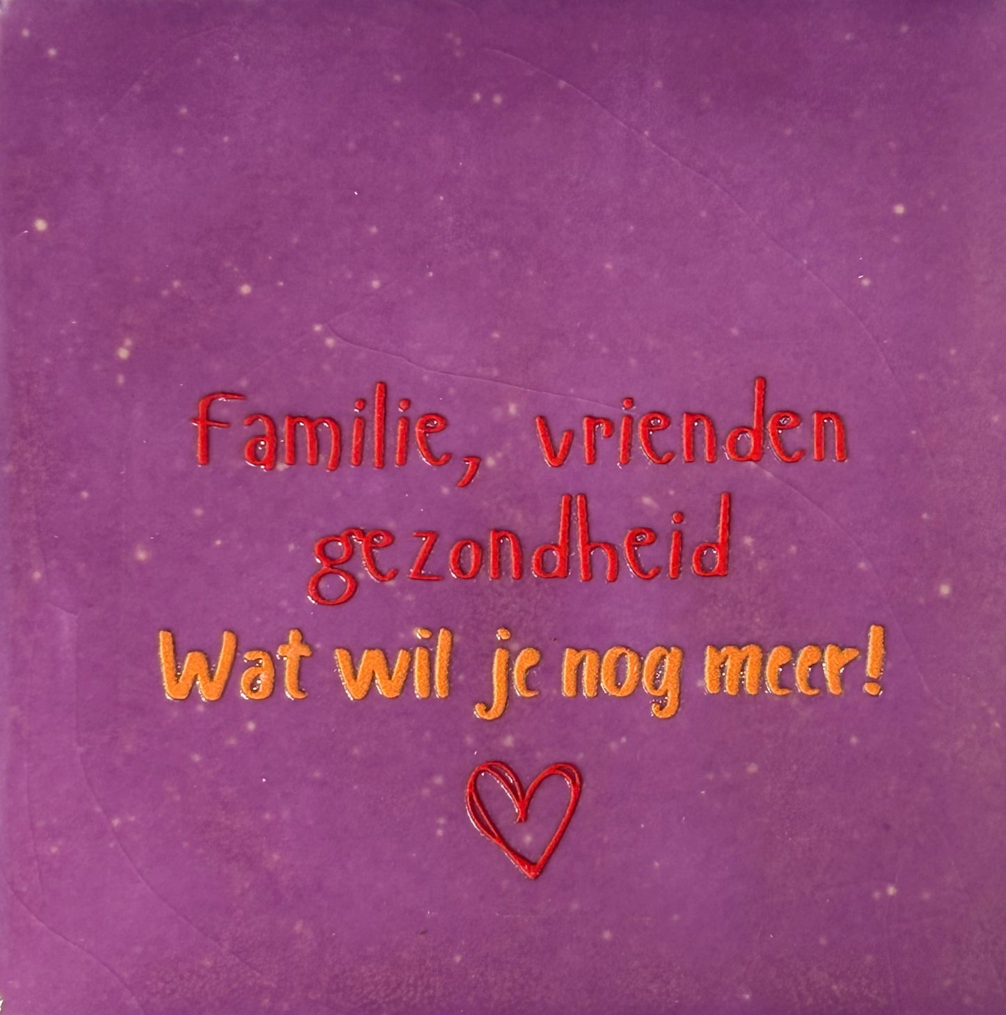 Quote tegeltje 'Familie, vrienden, gezondheid. Wat wil je nog meer' lila/rood (oranje)