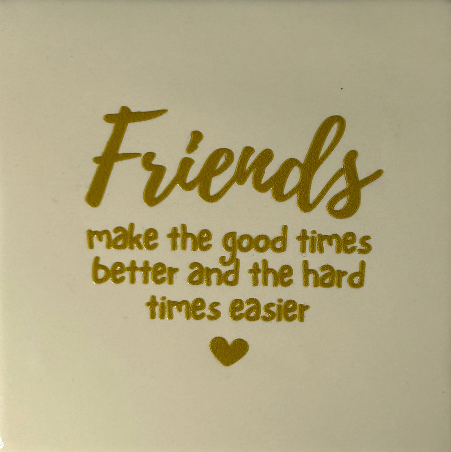 Quote tegeltje 'friends make the good times better...' creme/goud