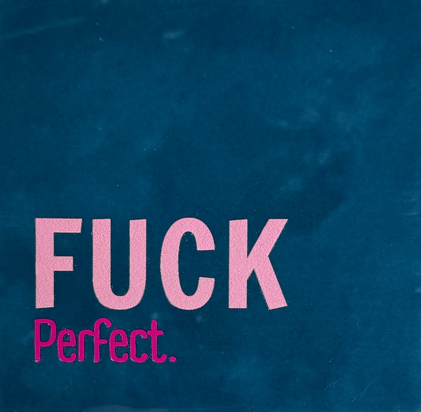 Quote tegeltje 'fuck perfect' donkerblauw/warmroze (knalroze)