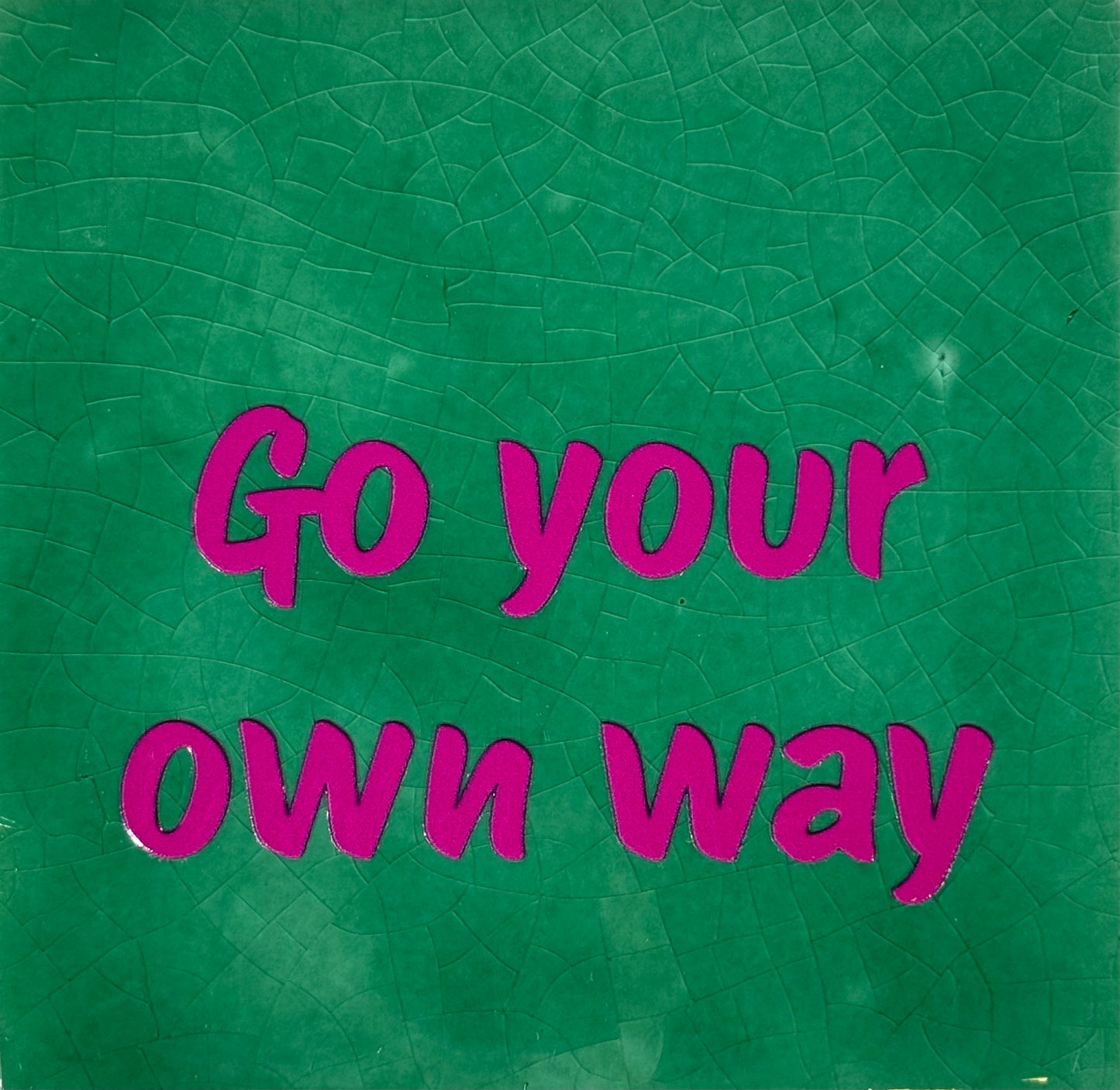 Quote tegeltje 'go your own way' hardgroen/knalroze