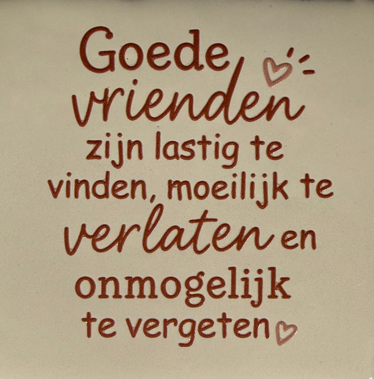 Quote tegeltje 'goede vrienden zijn lastig te vinden..' creme/taupe(nude roze)