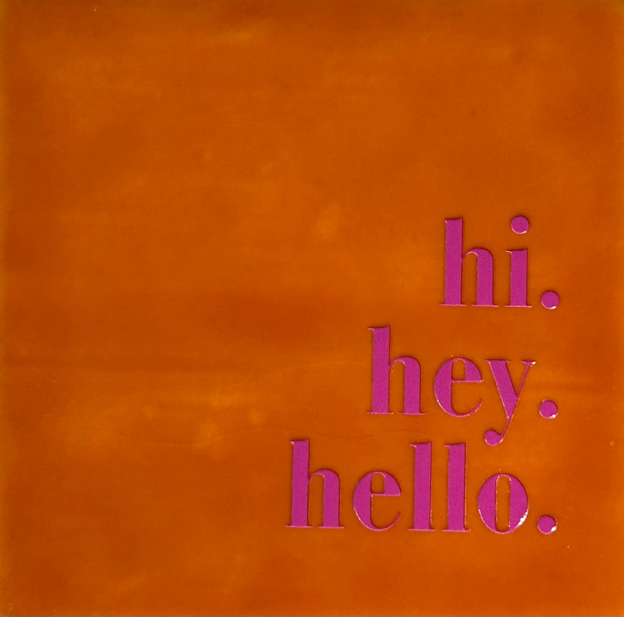 Quote tegeltje 'hi.hey.hello.' oranje/roze