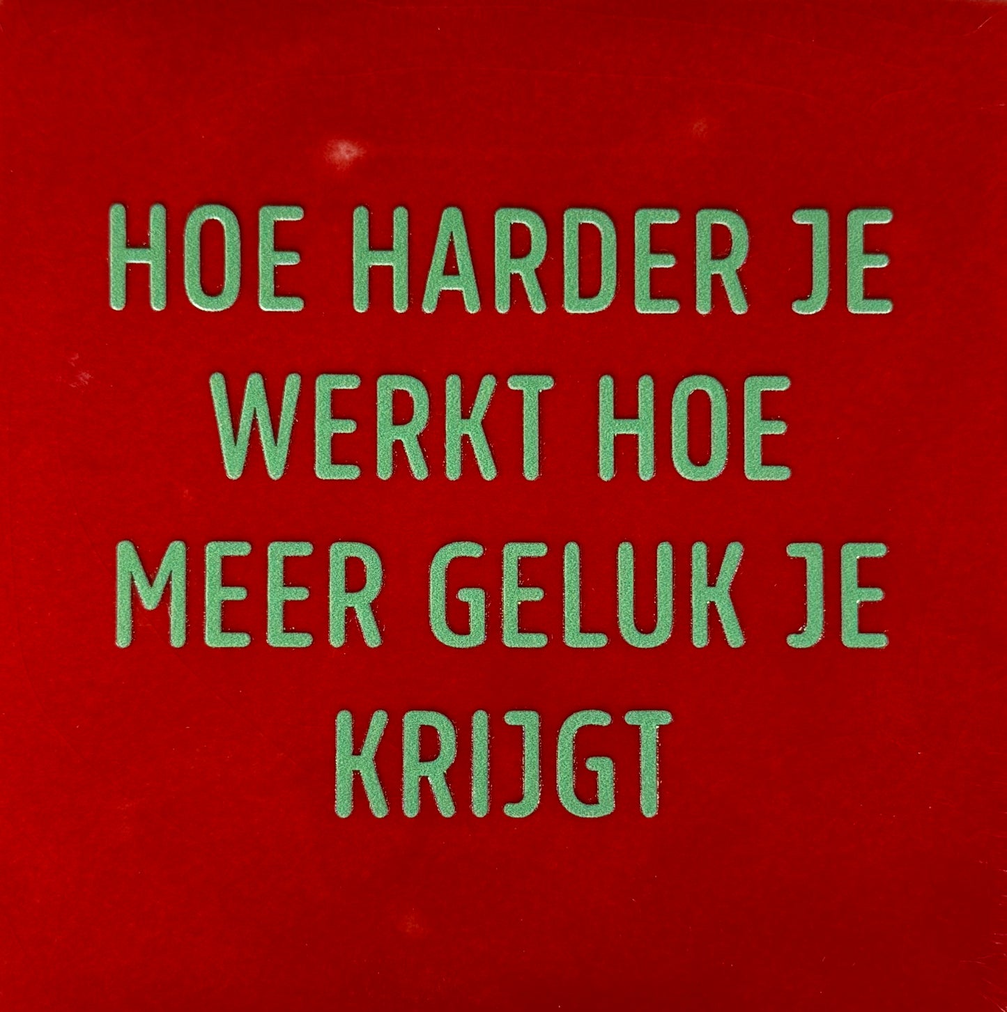 Quote tegeltje 'hoe harder je werkt hoe meer geluk je krijgt' rood/mint