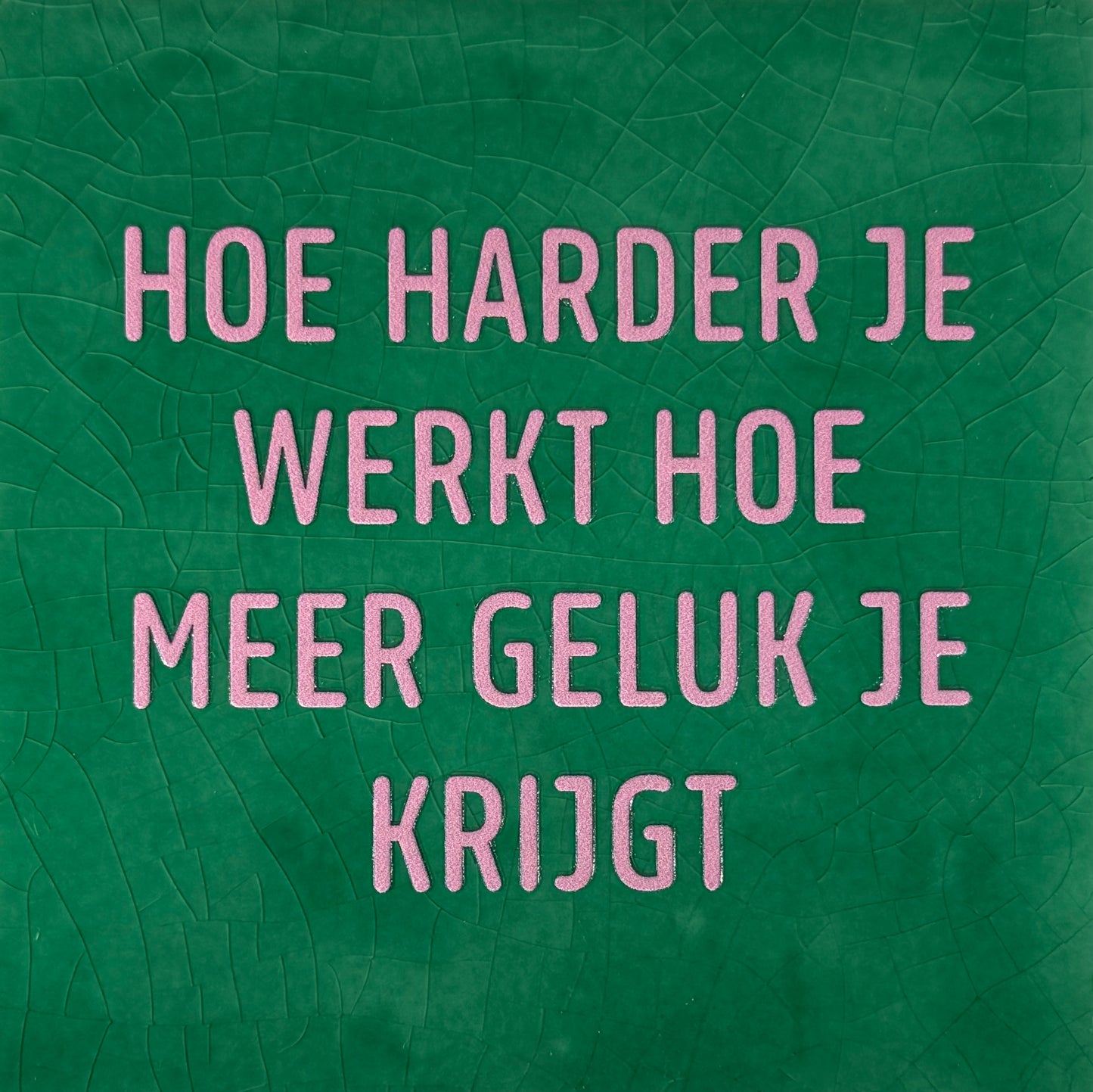 Quote tegeltje 'hoe harder je werkt hoe meer geluk je krijgt' hardgroen/warmroze