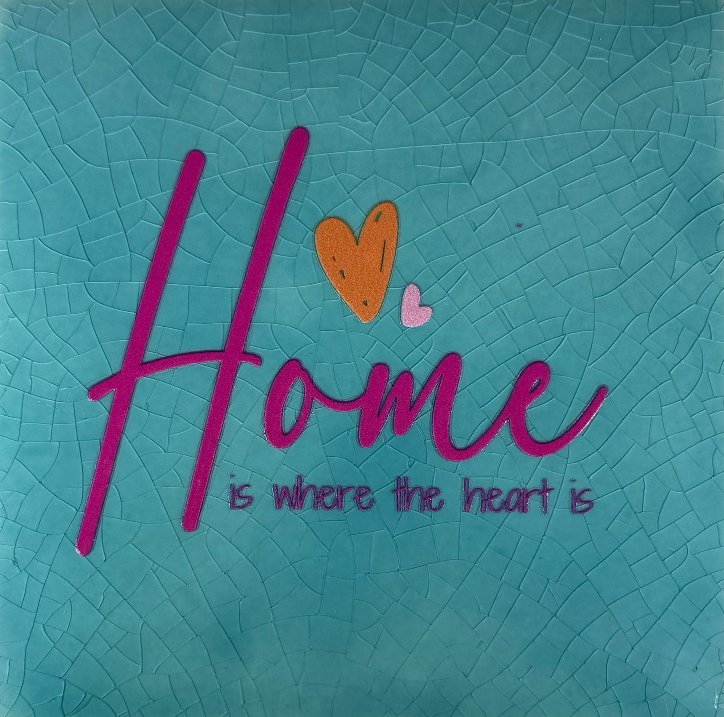 Quote tegeltje 'home is where the heart is' groen/knalroze (oranje)