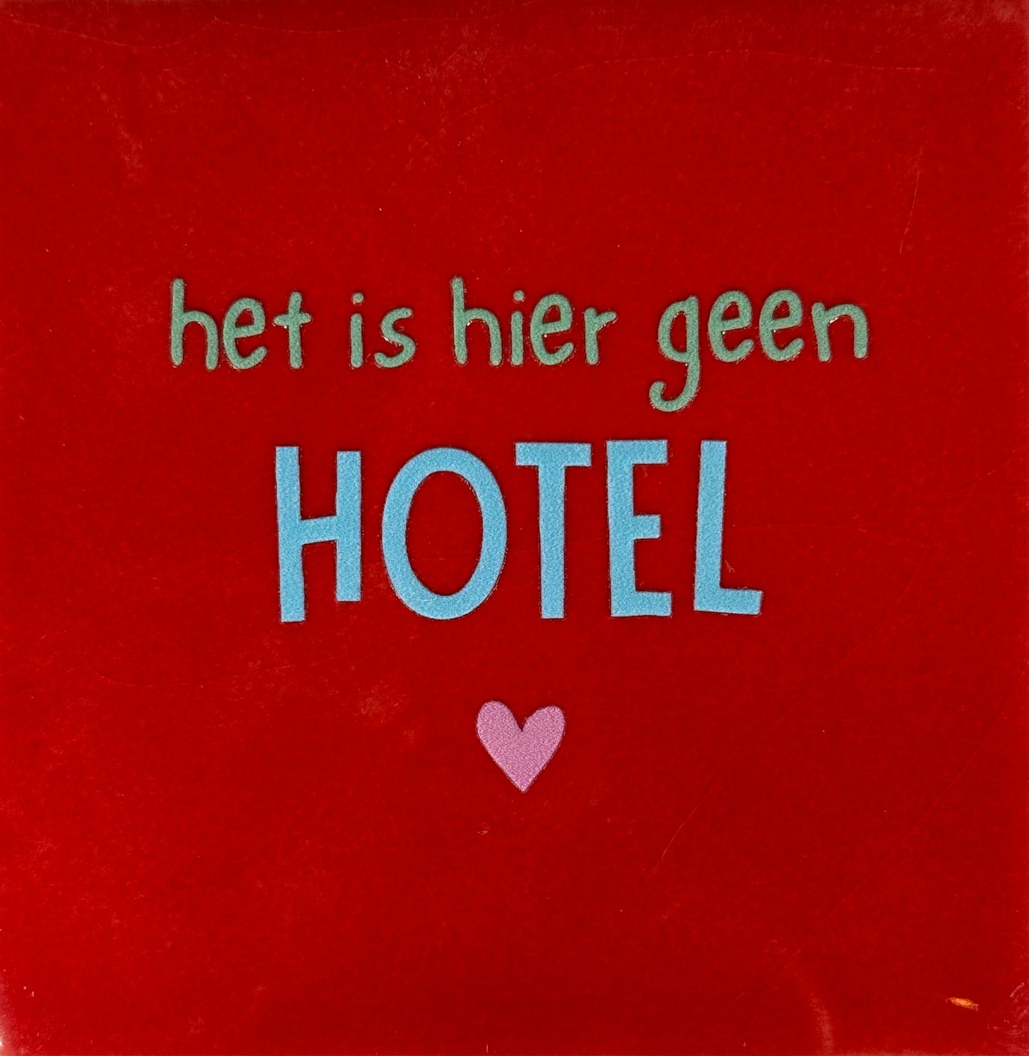 Quote tegeltje 'het is hier geen hotel' rood/warmblauw(mint-warmroze)