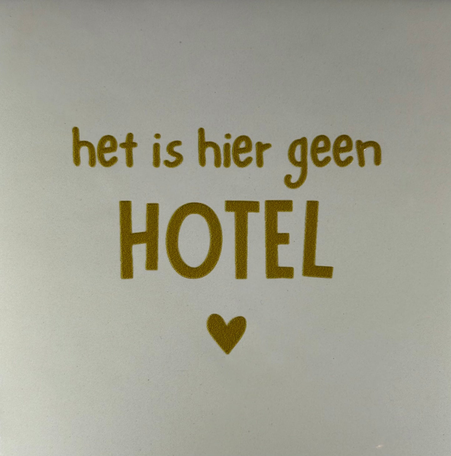 Quote tegeltje 'het is hier geen hotel' creme/goud
