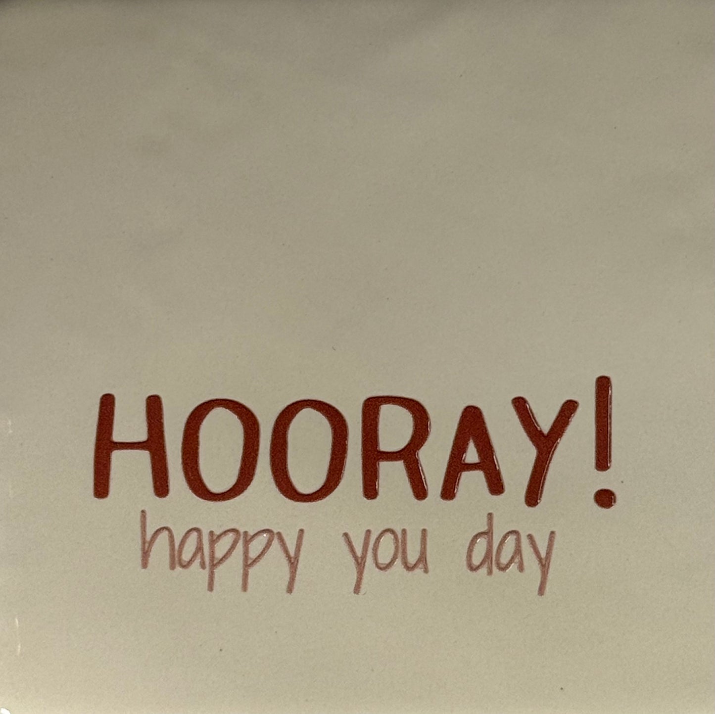 Quote tegeltje 'hooray! Happy you day' creme/taupe(nude roze)
