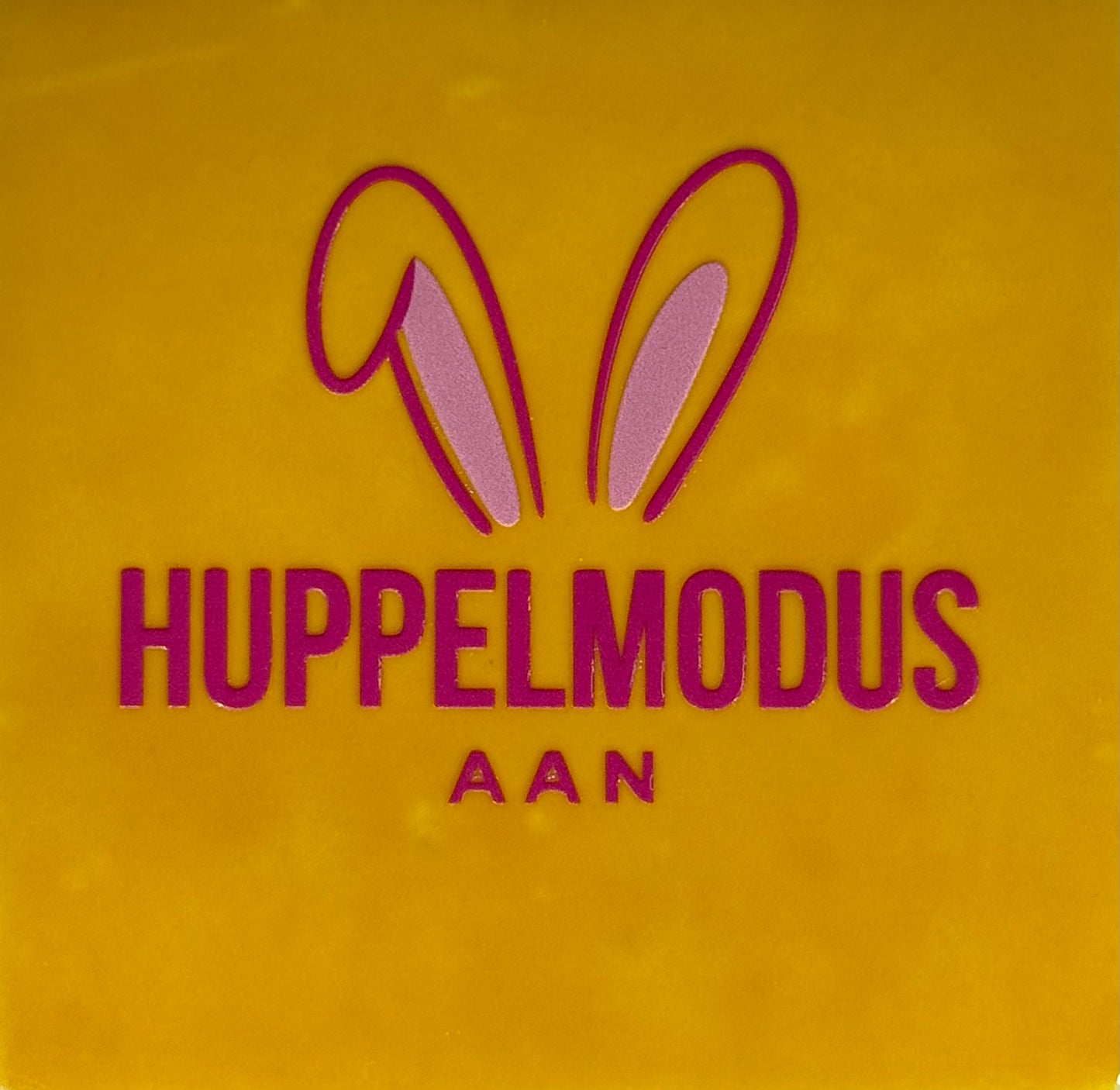 Quote tegeltje 'huppelmodus aan' geel/knalroze(warmroze)
