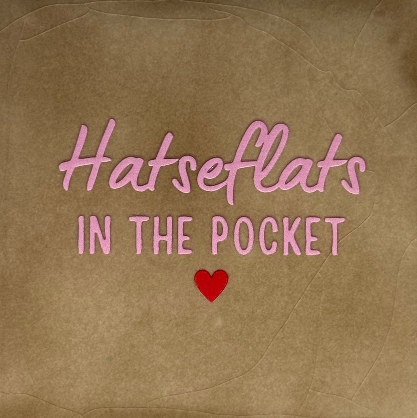 Quote tegeltje 'hatseflats in the pocket' taupe/warmroze(rood)