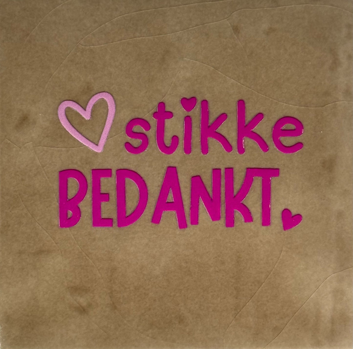 Quote tegeltje 'hartstikke bedankt' taupe/knalroze(warmroze)