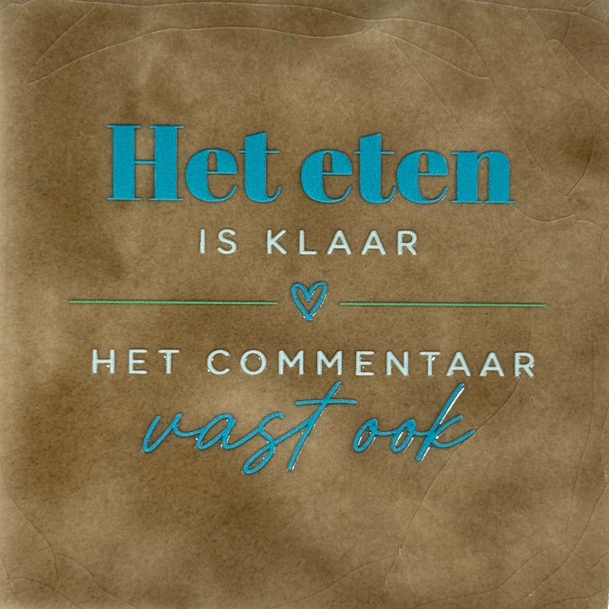 Quote tegeltje 'het eten is klaar het commentaar vast ook' taupe/turquoise(lichtgroen-appel)
