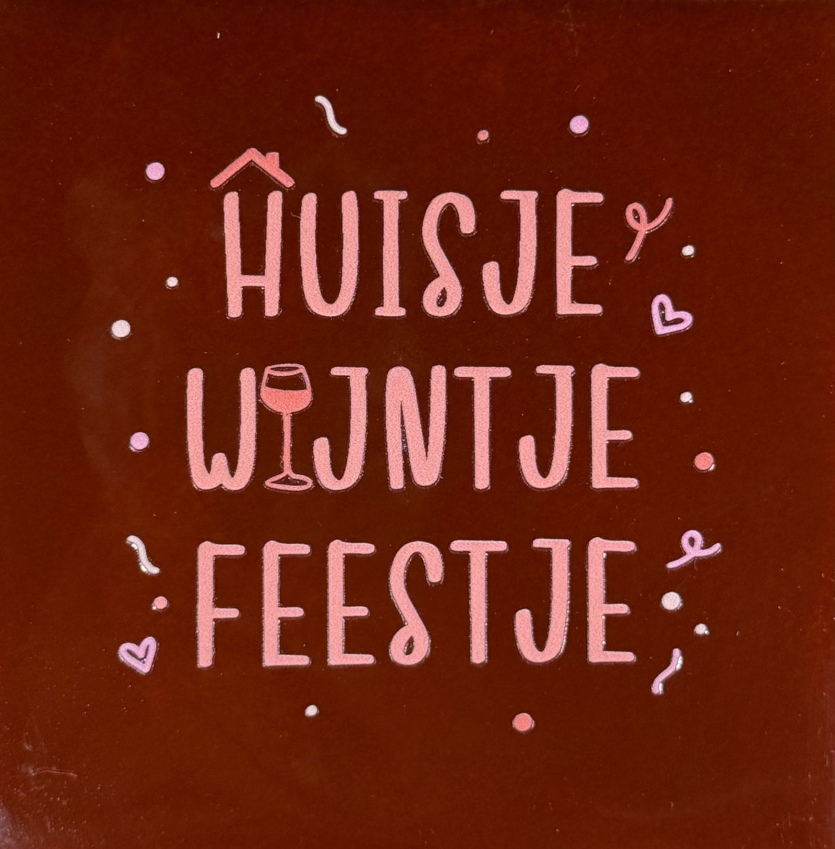 Quote tegeltje 'huisje wijntje feestje' kastanje/combi 6