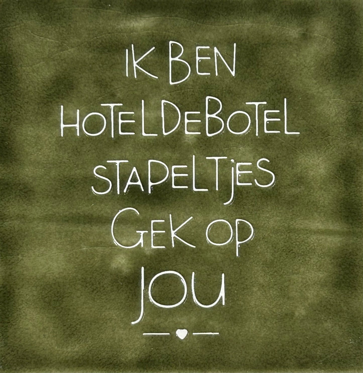 Quote tegeltje 'Hoteldebotel stapeltjes gek op jou' olijf/creme