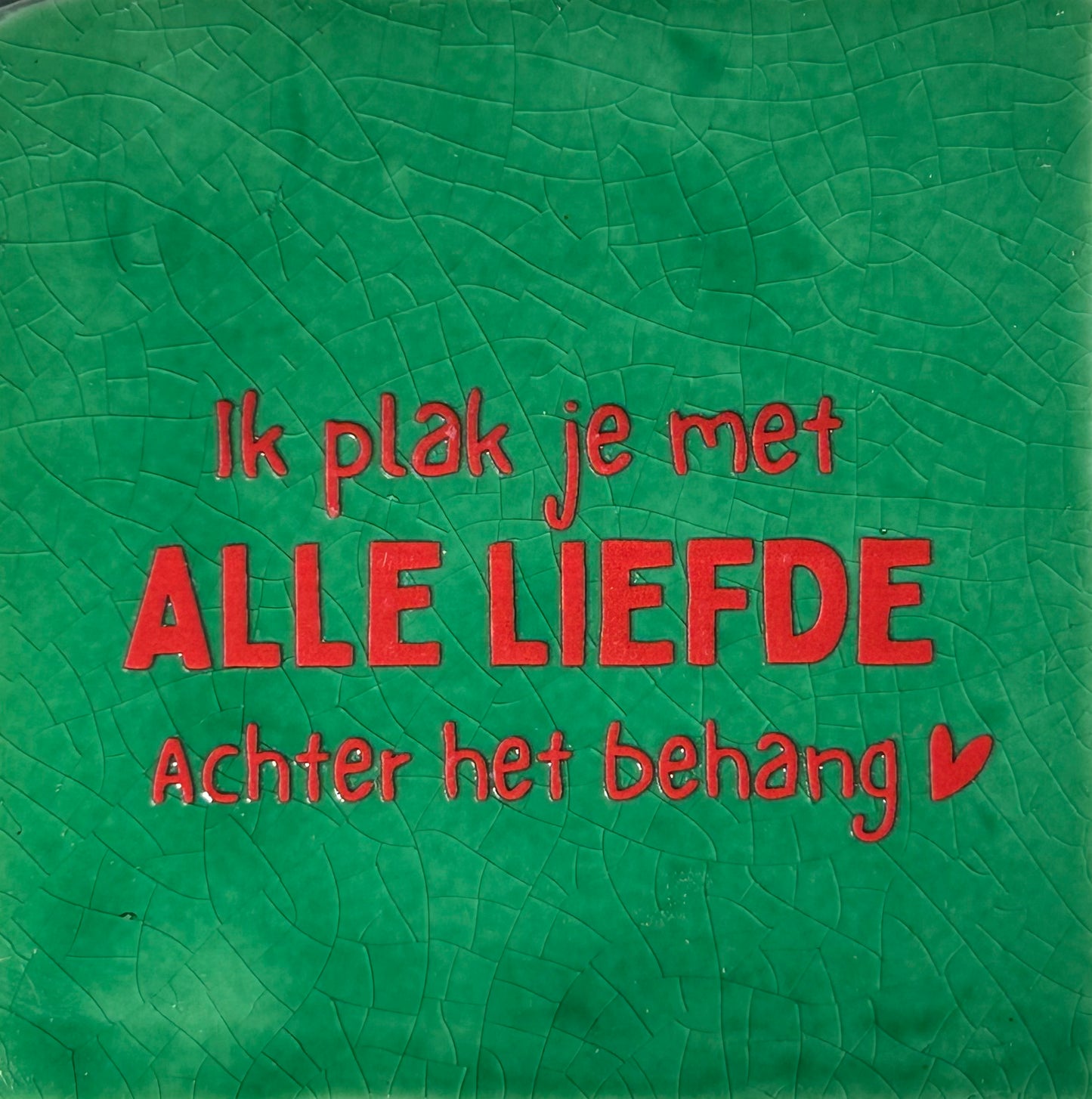 Quote tegeltje 'ik plak je met alle liefde achter het behang' hardgroen/rood