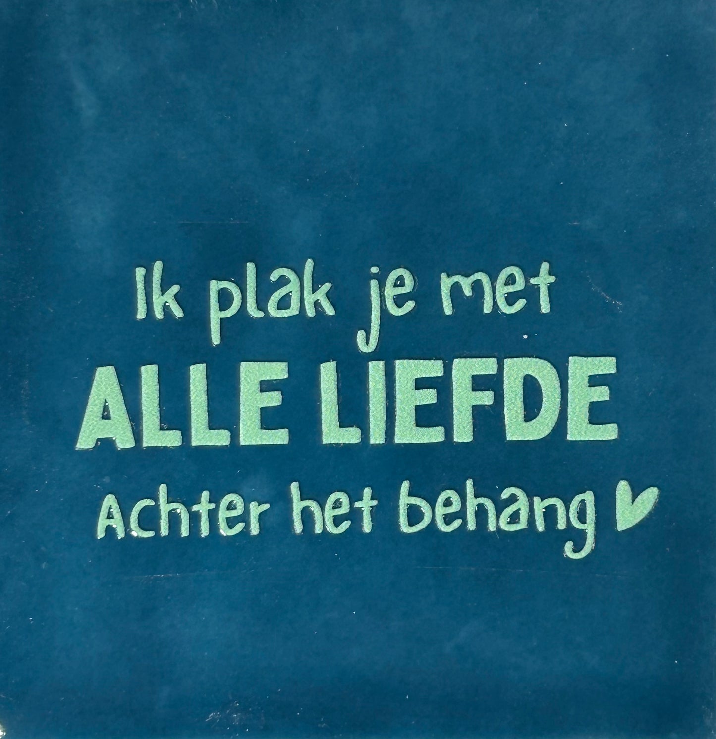 Quote tegeltje 'ik plak je met alle liefde achter het behang' donkerblauw/mint