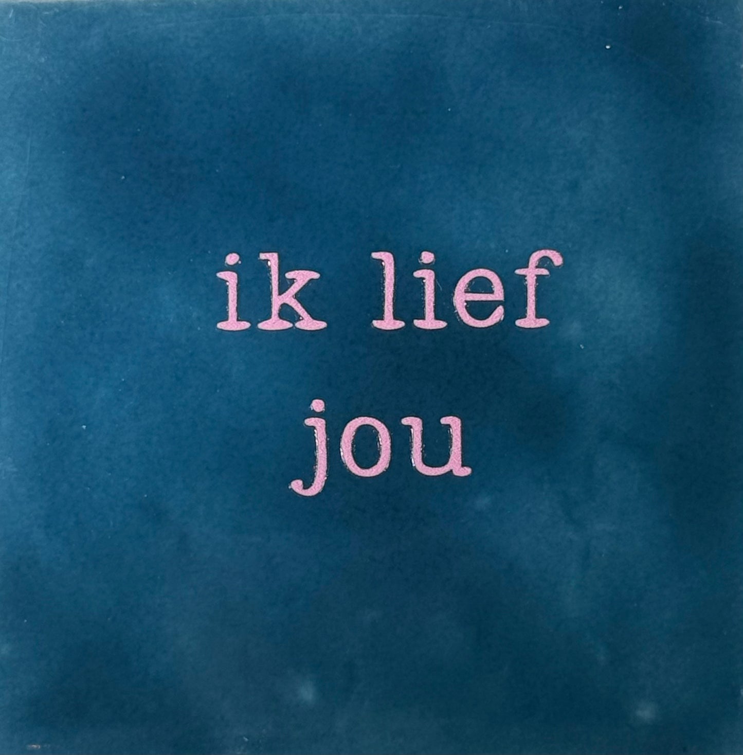 Quote tegeltje 'ik lief jou' donkerblauw/warmroze