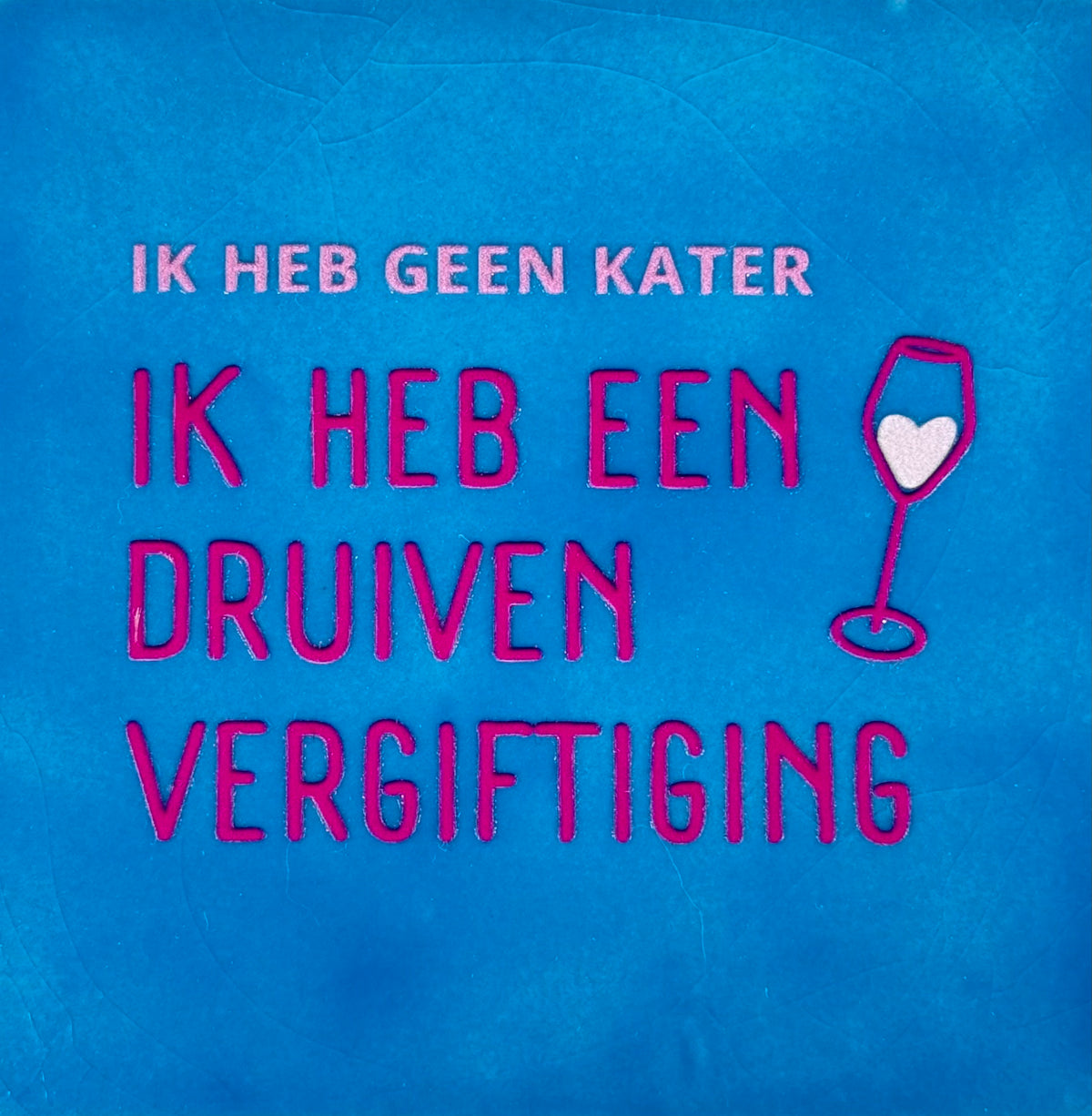 Quote tegeltje 'ik heb geen kater ik heb een druivenvergiftiging' lichtblauw/knalroze(warmroze)