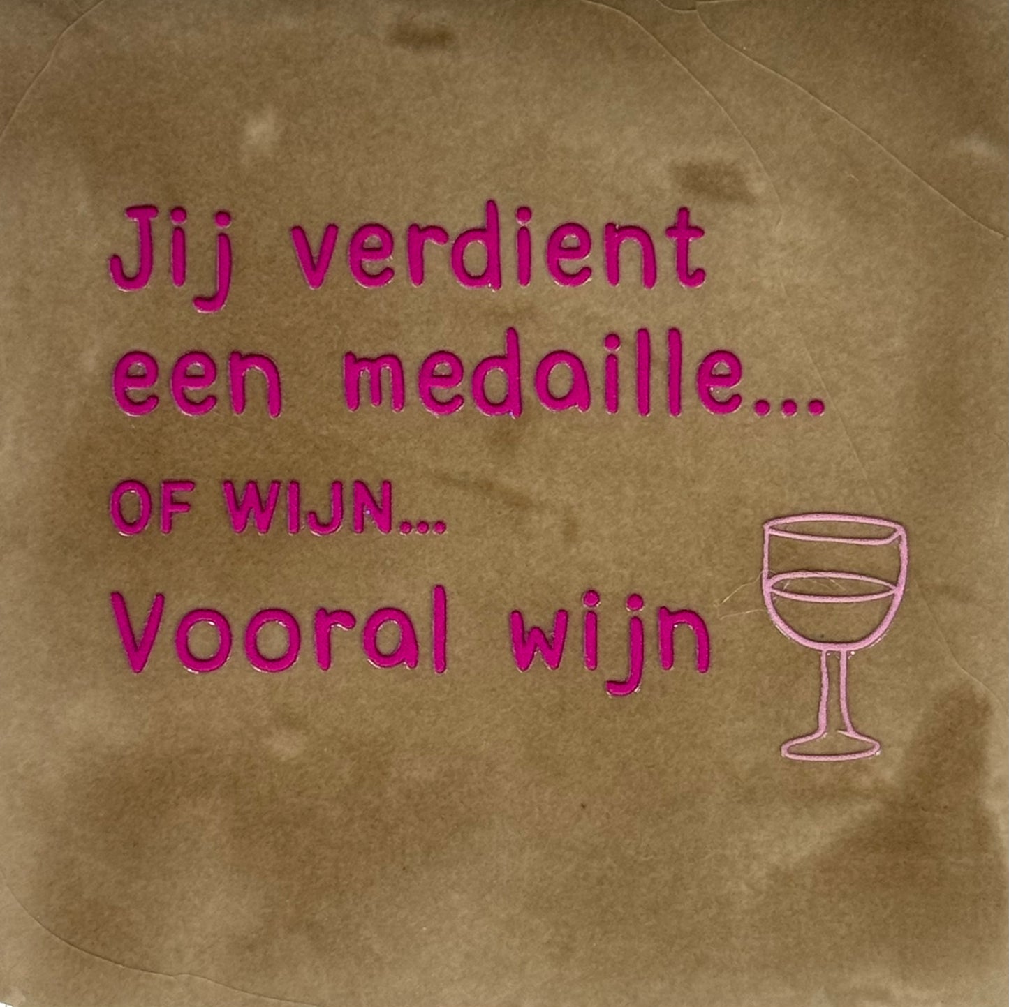 Quote tegeltje 'jij verdient een medaille..of wijn..vooral wijn' taupe/knalroze(warmroze)