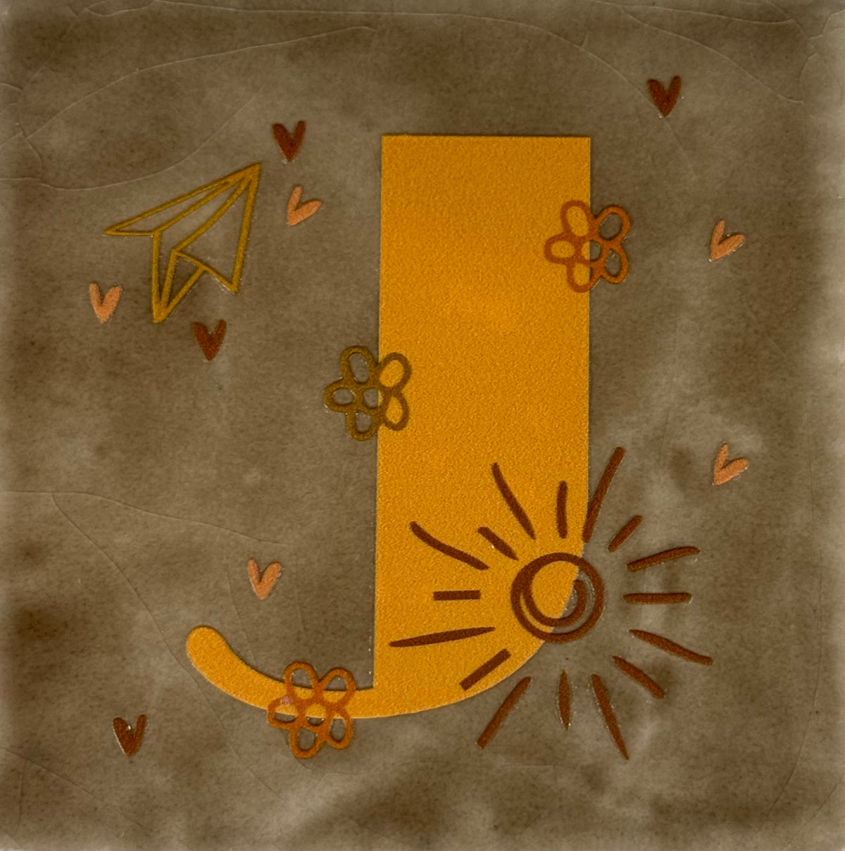 Quote tegeltje 'Alfabet J' taupe/oranje