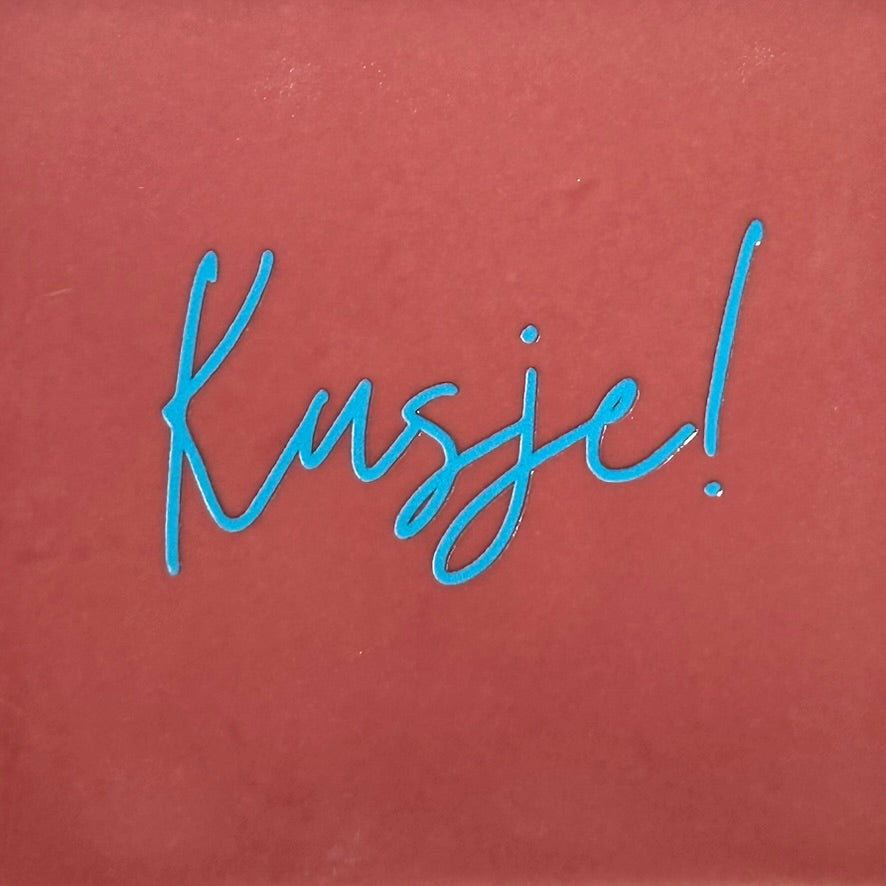 Quote tegeltje 'Kusje' roze/blauw