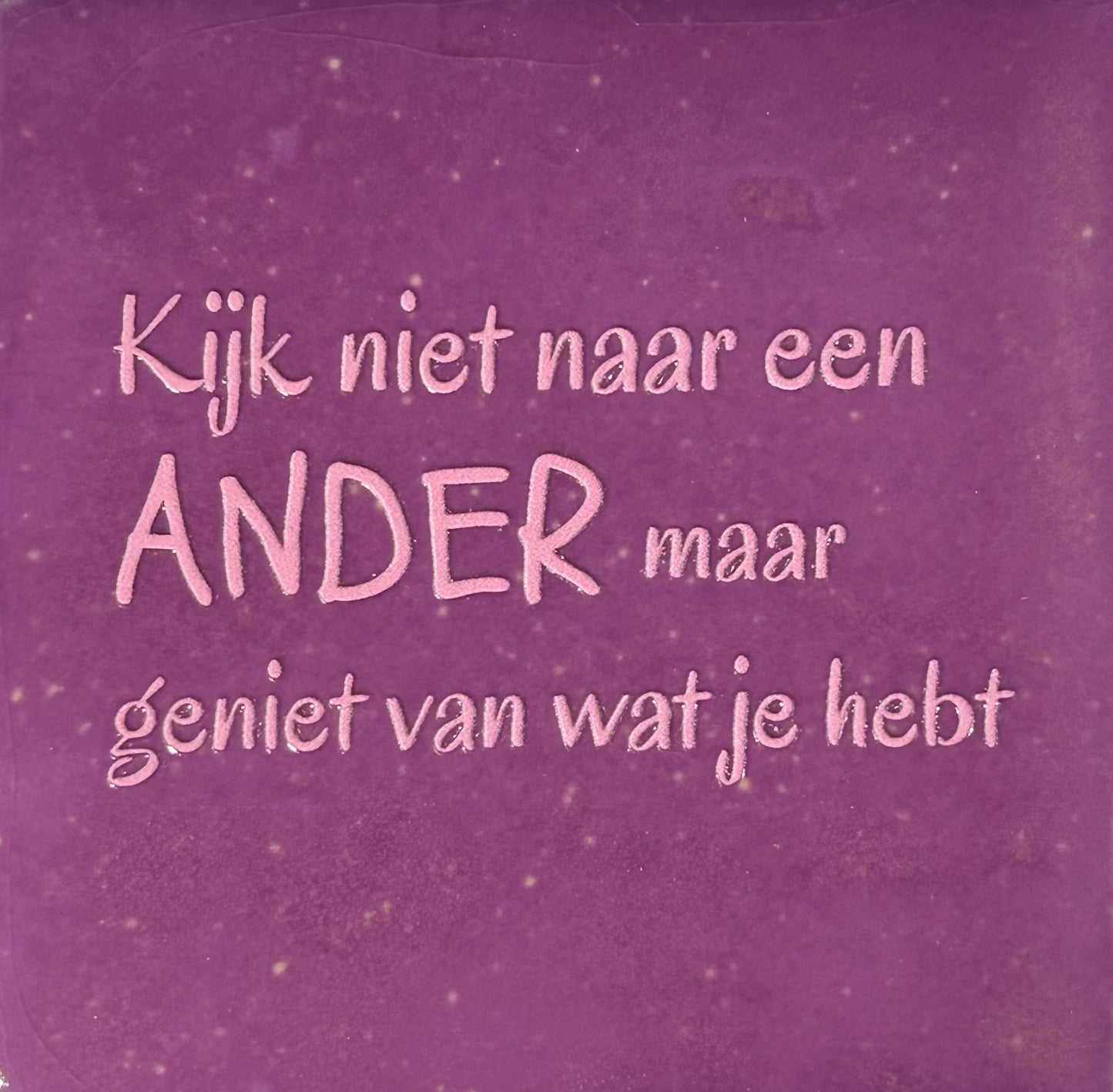 Quote tegeltje 'kijk niet naar een ander...' lila/warmroze