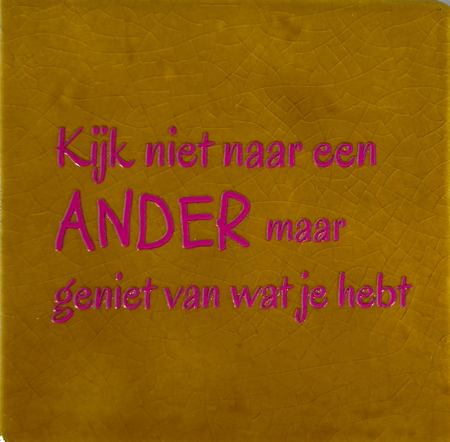 Quote tegeltje 'kijk niet naar een ander...' oker/roze